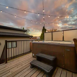 Bright Modern - King Bed - Free Parking - Fireplace - Fast Wi-fi - Free Netflix Edmonton