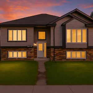 Tropical Oasis - King Beds - Free Netflix & Parking - Fast Wi-fi Edmonton